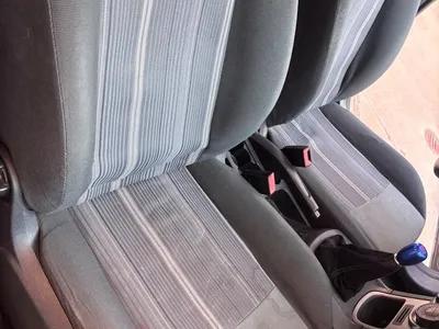 Предни автомобилни седалки преди и след почистване