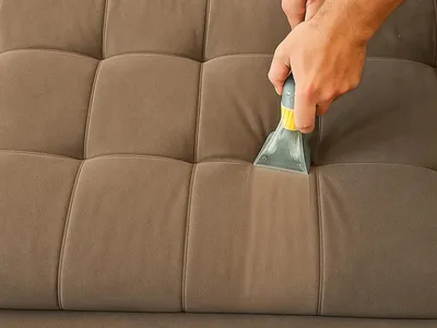 Почистване на диван с професионална машина